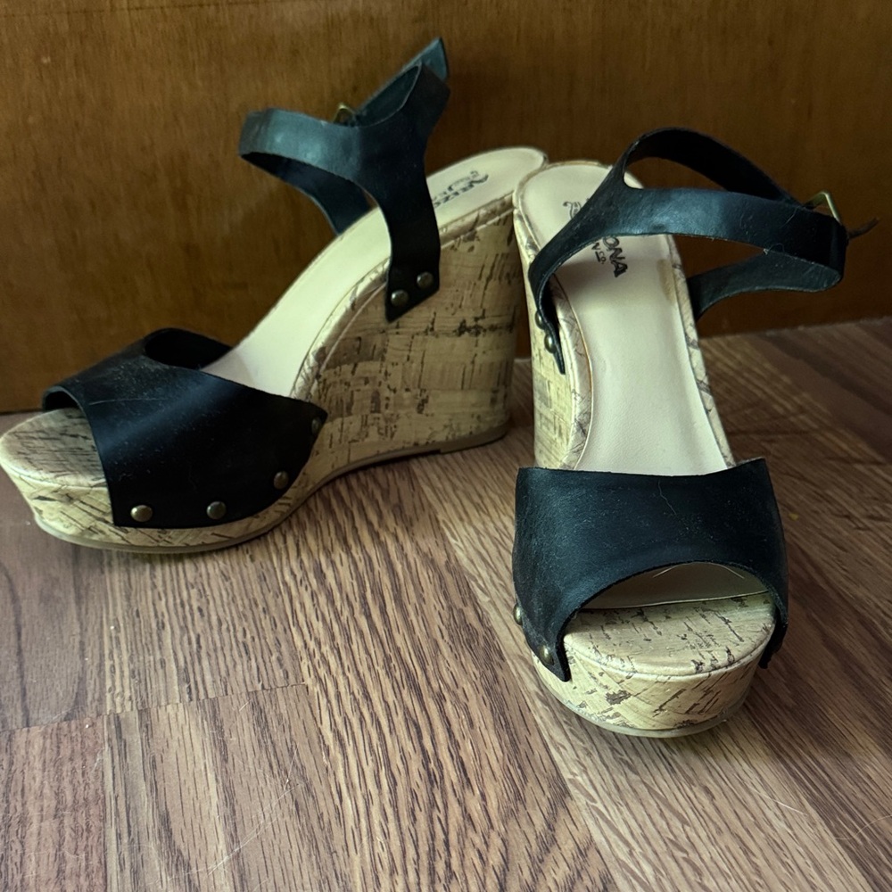 Arizona Jean Company Black and Tan Wedge Sandals